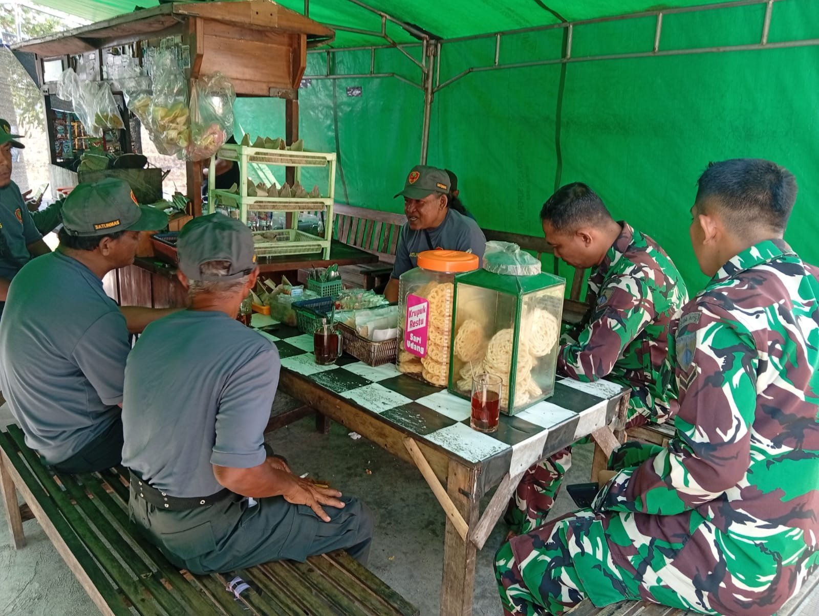 Teh dan Gorengan: Momen Keakraban Antara TNI, Polri, dan Linmas di Parangjoro