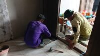 TMMD Ke-129 Pasang Keramik di Rumah Subani, Warga Bergotong Royong TMMD Ke-129 Pasang Keramik di Rumah Subani, Warga Bergotong Royong