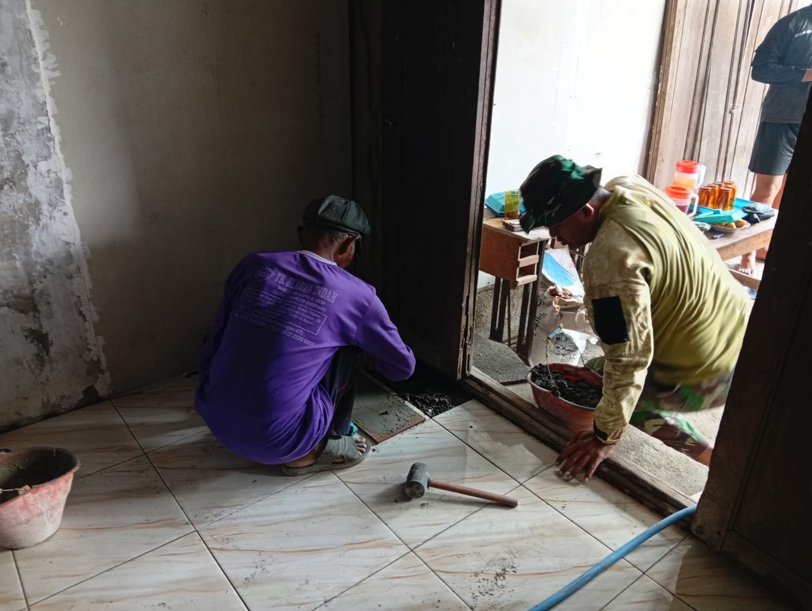 TMMD Ke-129 Pasang Keramik di Rumah Subani, Warga Bergotong Royong