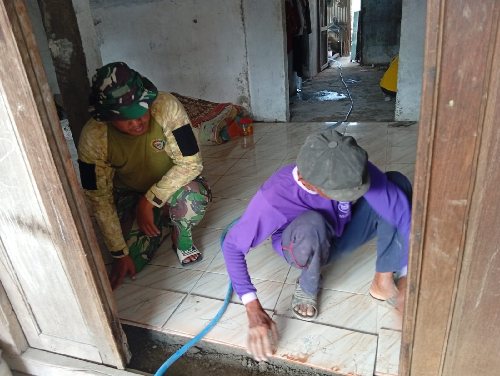 Dari Tanah ke Keramik: Kolaborasi Warga dan Aparat Ubah Rumah Subani