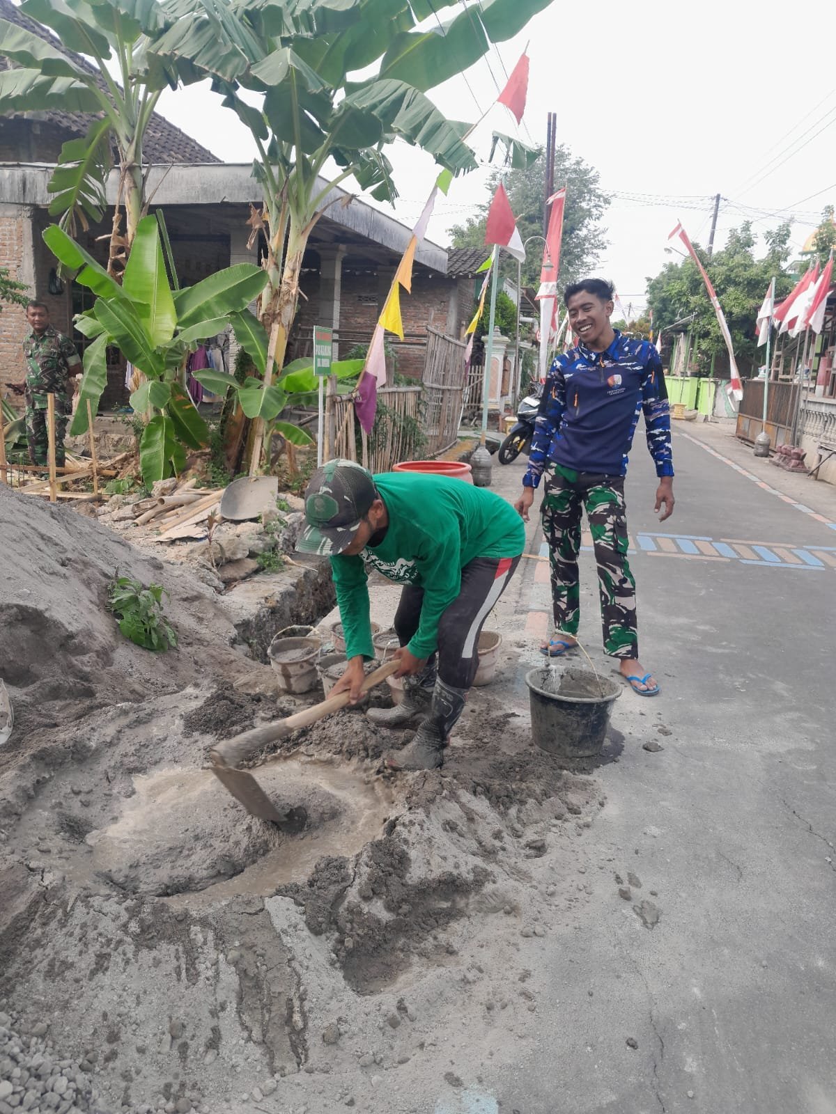Kehadiran TNI dan Warga Bangun Pos Kamling, Warga Dukuh Singkil Antusias