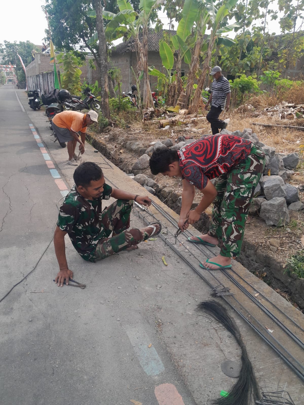 Dukuh Singkil: Palu, Tawa, dan Pos Kamling yang Menyatukan Warga dan TNI