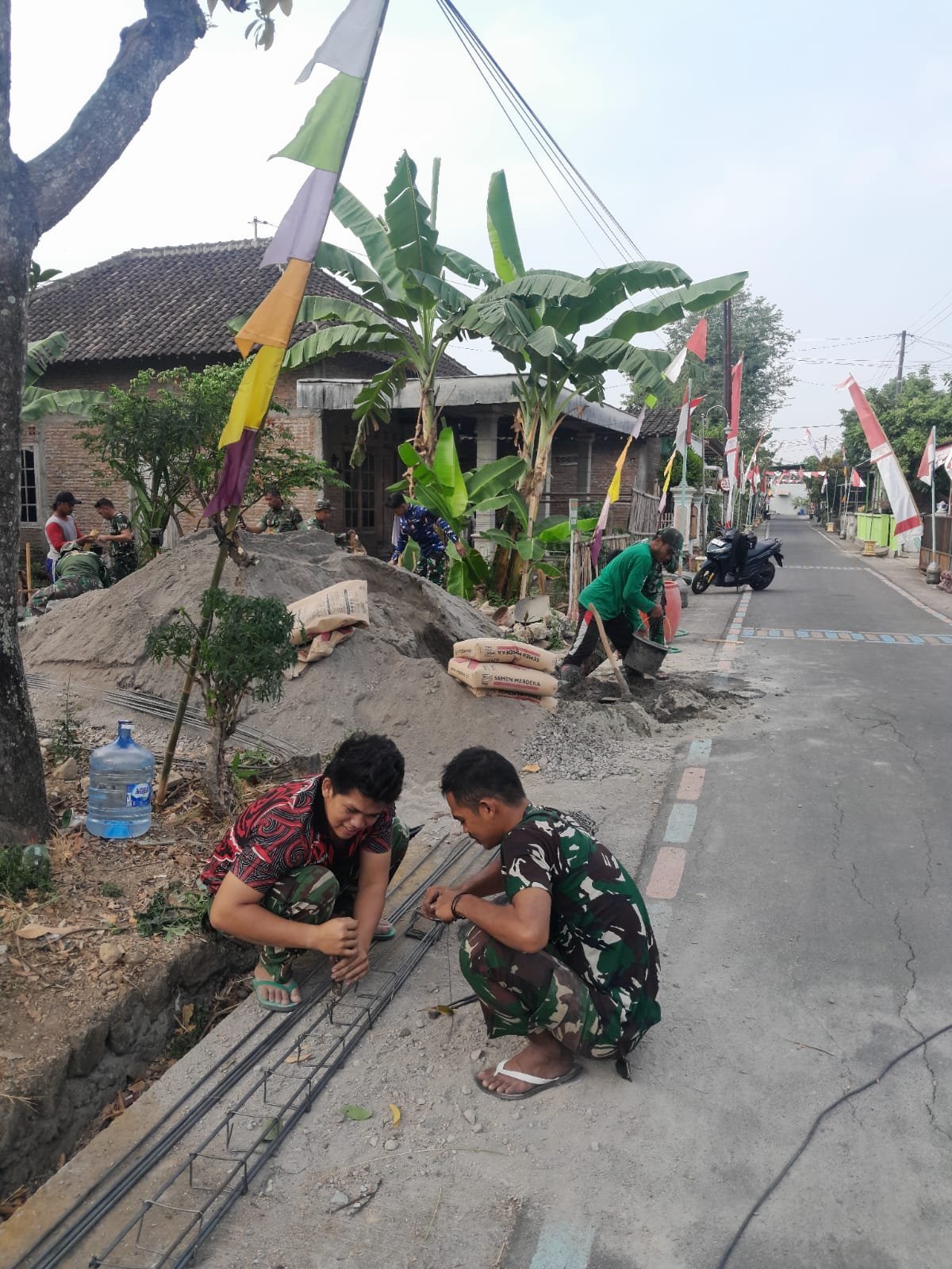 Pos Kamling Baru di Dukuh Singkil: Wujud Gotong Royong Warga dan TNI