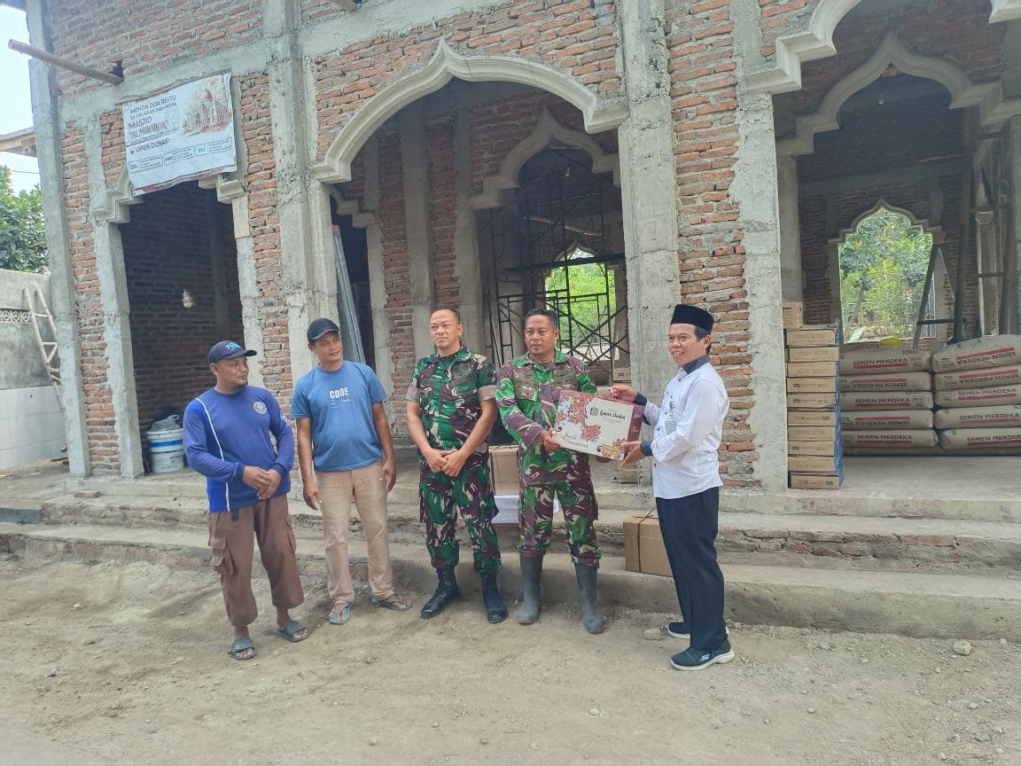 Masjid Albarokah Terima Al-Qur’an dan Sajadah, TMMD Kodim 0726/Sukoharjo Sentuh Aspek Rohani