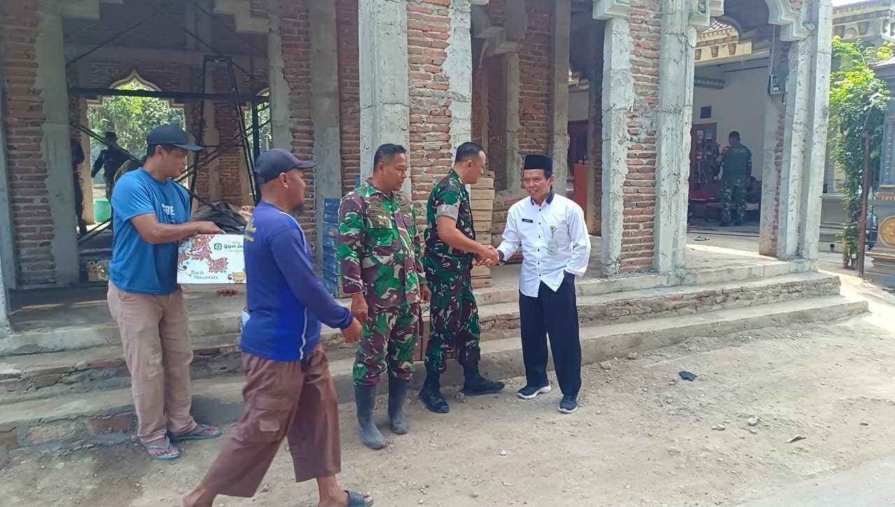 Senandung Kebersamaan di Masjid Albarokah Usai Penyerahan Al-Qur’an dan Sajadah TMMD