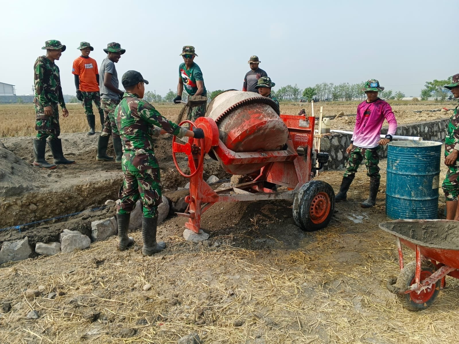 Semangat Gotong Royong di Parangjoro Saat Pembangunan Talud Berlangsung
