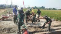 Warga dan TMMD Selesaikan Pengacian Gorong-gorong Plat di Parang Joro Warga dan TMMD Selesaikan Pengacian Gorong-gorong Plat di Parang Joro