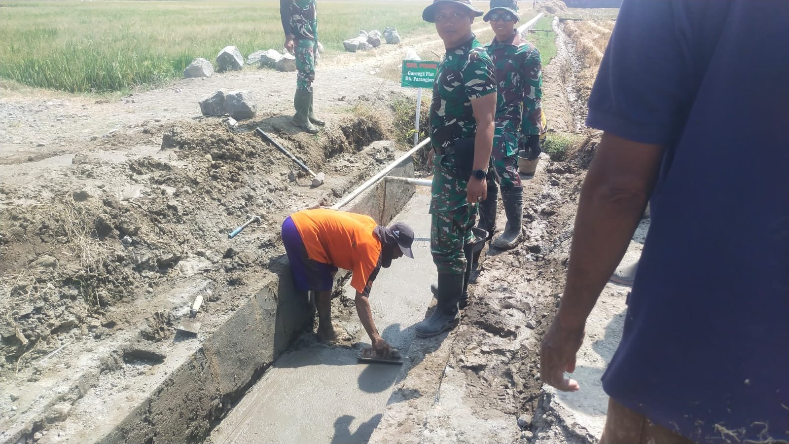 TMMD Kodim 0726/Sukoharjo Rampungkan Pengacian Gorong-Gorong di Parang Joro