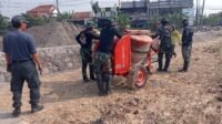 Cara Satgas TMMD Pastikan Pencampuran Material Tak Tertunda di Parangjoro Cara Satgas TMMD Pastikan Pencampuran Material Tak Tertunda di Parangjoro
