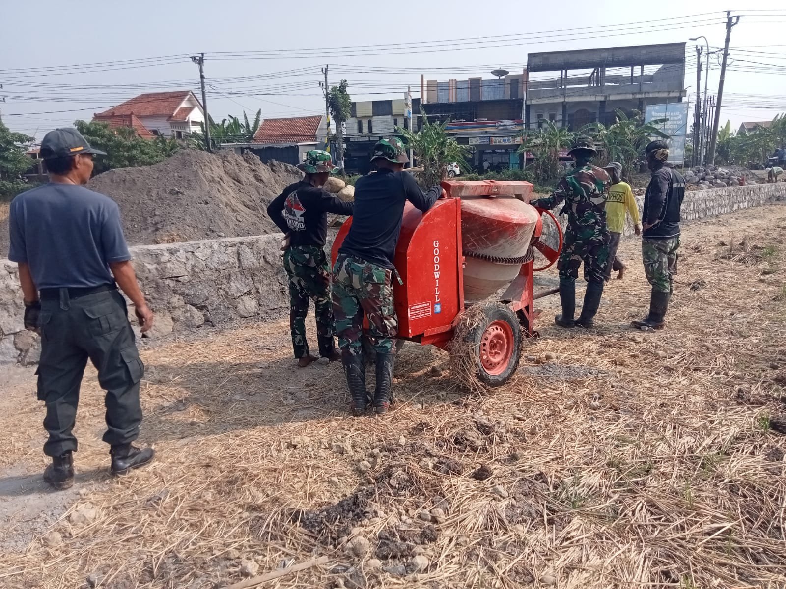Cara Satgas TMMD Pastikan Pencampuran Material Tak Tertunda di Parangjoro