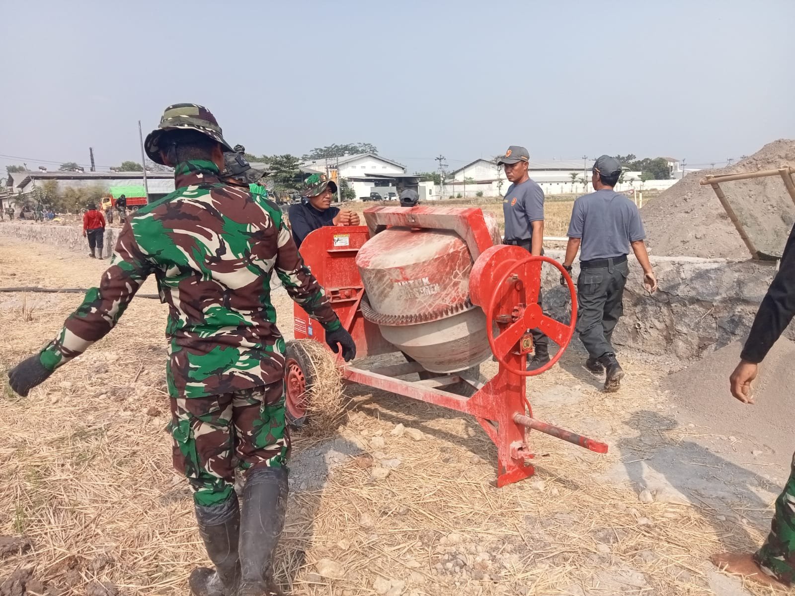 Mesin Molen Bergerak, Warga Parangjoro dan Satgas TMMD Ke-129 Jaga Kelangsungan Pengecoran Jalan