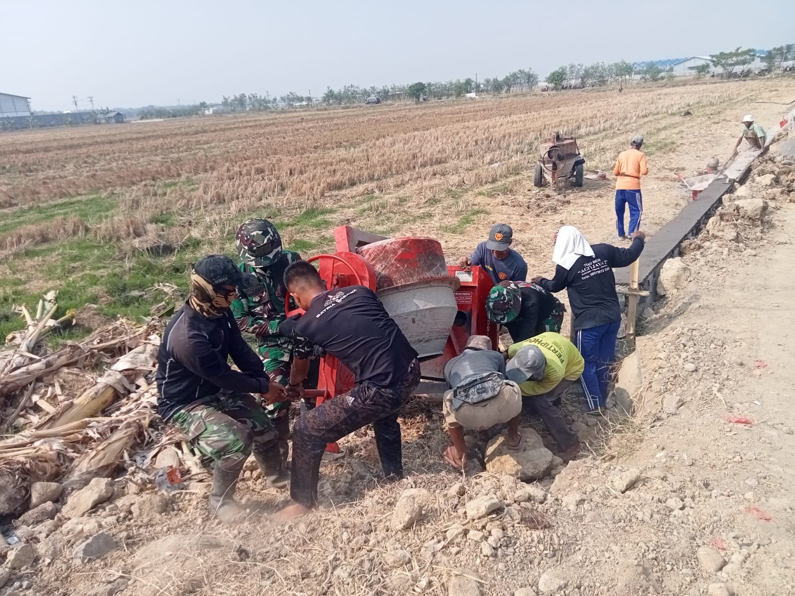 Di Balik Panas Terik, Satgas TMMD dan Molen Jaga Ritme Pengerjaan Talud Parangjoro