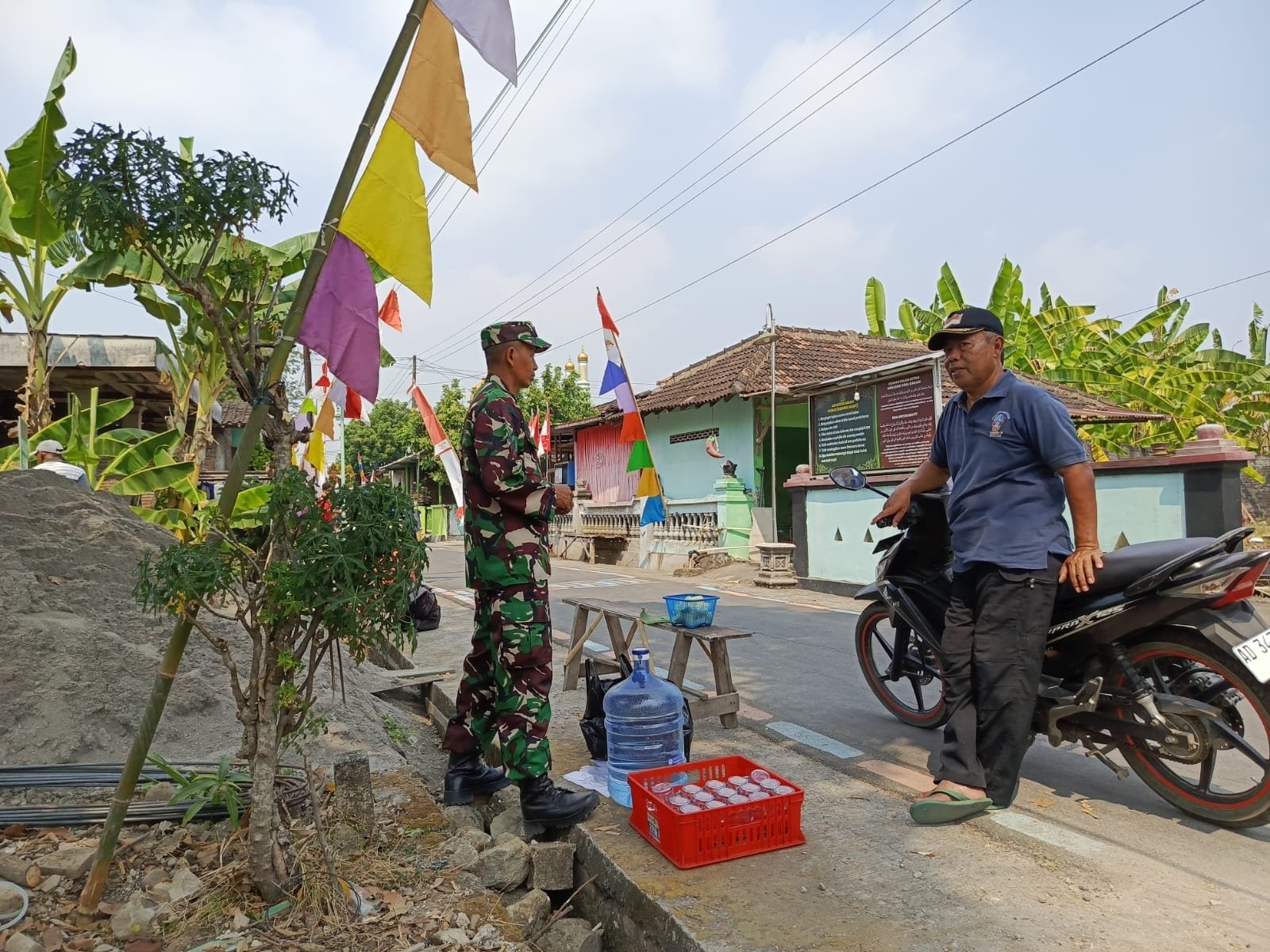 Donasi Minuman Warga Sambut Pekerjaan Pos Siskamling di Parangjoro