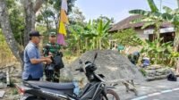 Warga Antarkan Makanan untuk Prajurit saat Pemasangan Patok Pos Siskamling Dukuh Singkil Warga Antarkan Makanan untuk Prajurit saat Pemasangan Patok Pos Siskamling Dukuh Singkil