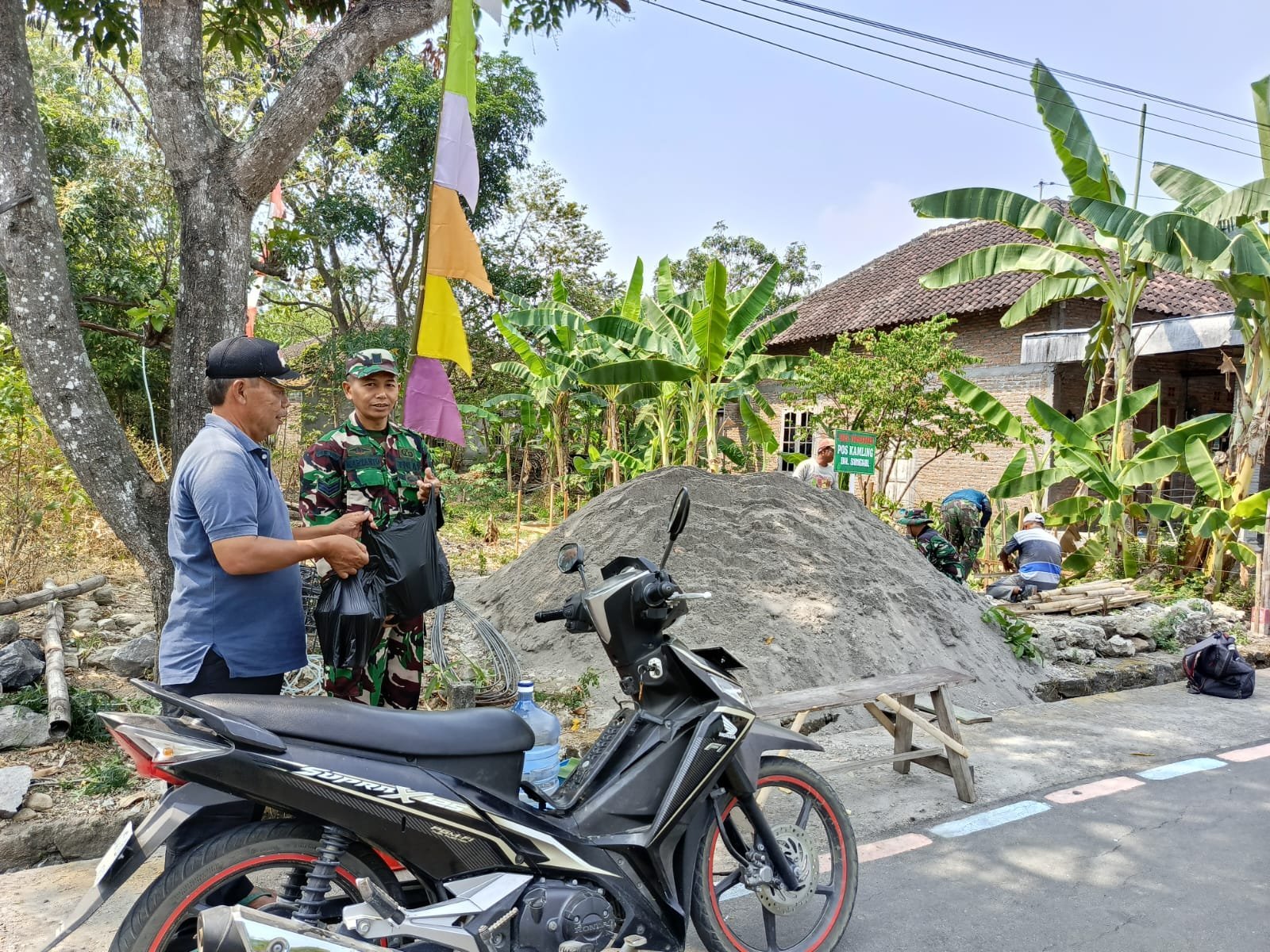 Warga Antarkan Makanan untuk Prajurit saat Pemasangan Patok Pos Siskamling Dukuh Singkil