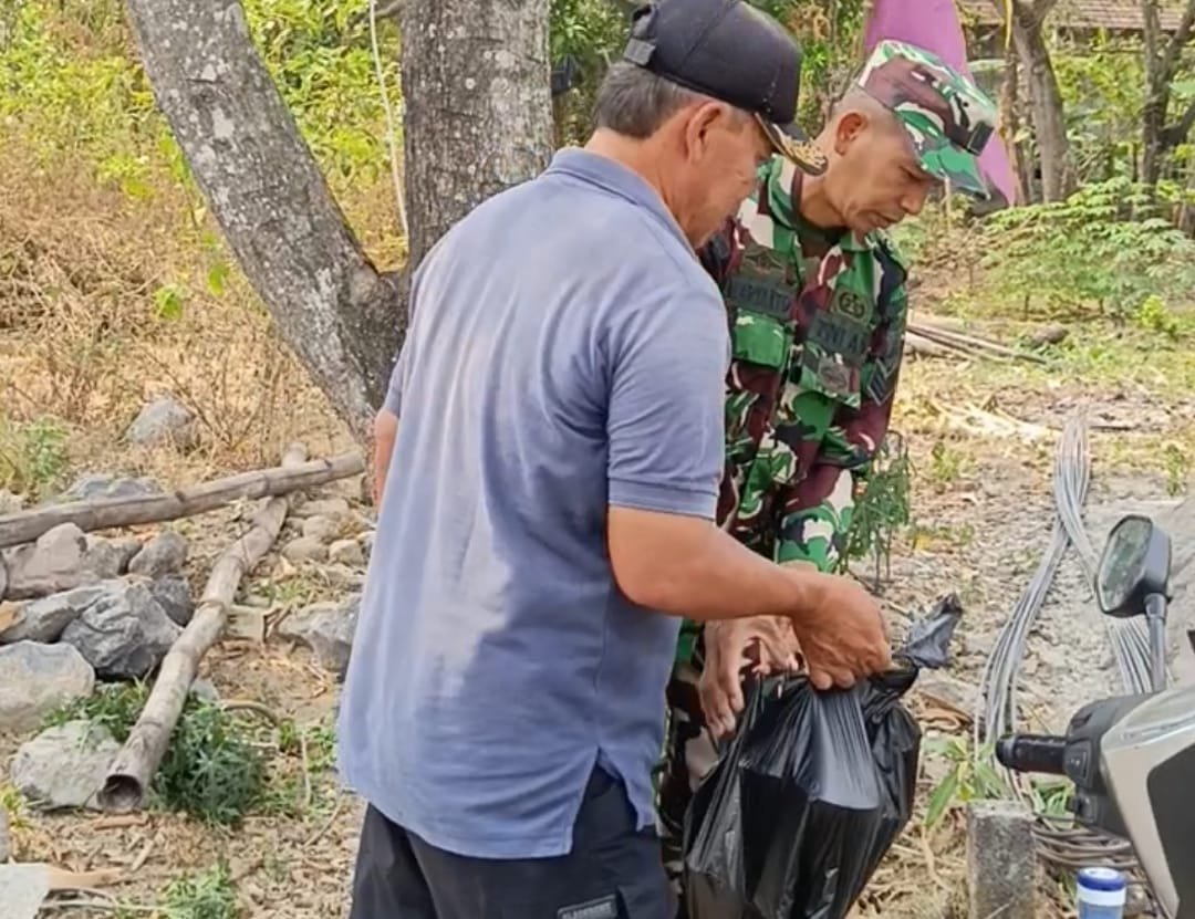 Gotong Royong Terjaga, Warga Parangjoro Bawa Bekal untuk Personel TMMD