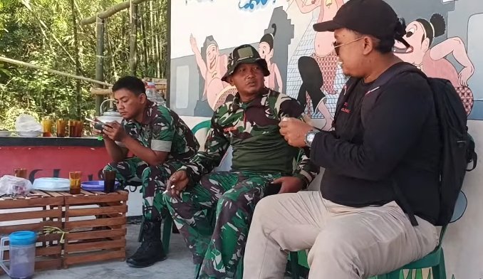 Istirahat Pekerja TMMD Jadi Ajang Curah Pendapat Warga Parangjoro