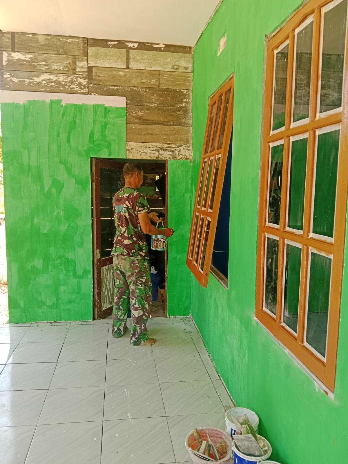 Sentuhan Cat Selesaikan Rehabilitasi Mushola Darul Istiqomah