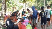 Kompak di Tengah Pembangunan: Satgas TMMD dan Warga Tadang Palie Nikmati Istirahat Bersama Kompak di Tengah Pembangunan: Satgas TMMD dan Warga Tadang Palie Nikmati Istirahat Bersama
