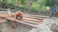 Satgas TMMD Perbaiki Jembatan Kayu untuk Dukung Pembangunan Jembatan Gantung Satgas TMMD Perbaiki Jembatan Kayu untuk Dukung Pembangunan Jembatan Gantung