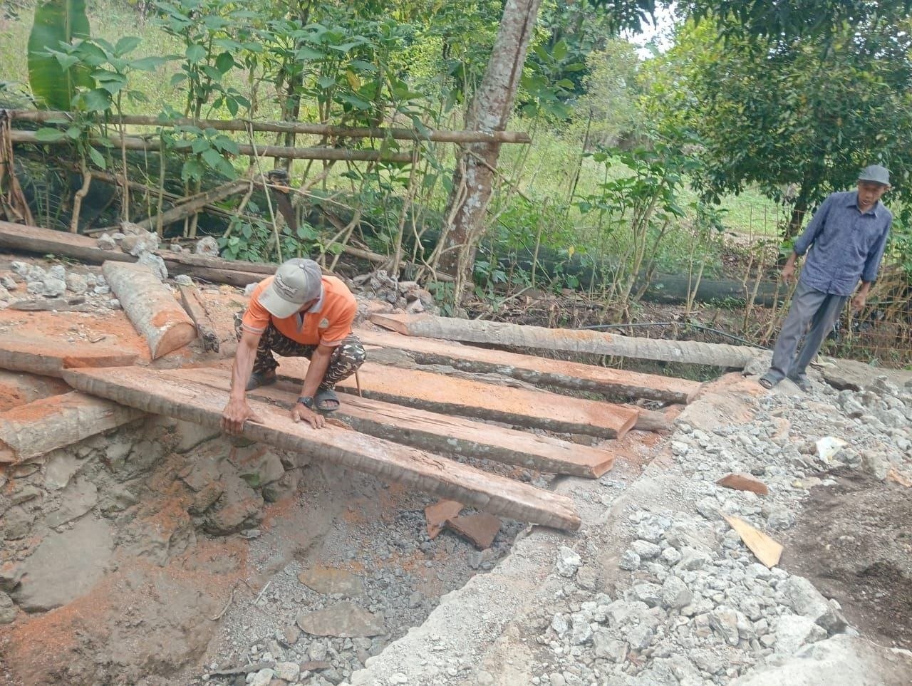 Satgas TMMD Perbaiki Jembatan Kayu untuk Dukung Pembangunan Jembatan Gantung