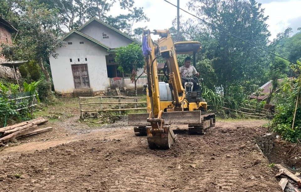TMMD Ke-129: Excavator Dikerahkan untuk Tingkatkan Akses Jalan di Desa Pattuku