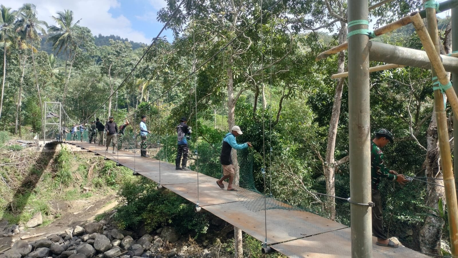 Pemasangan Jaring Sisi Kanan-Kiri Selesaikan Perbaikan Jembatan di Desa Pattuku