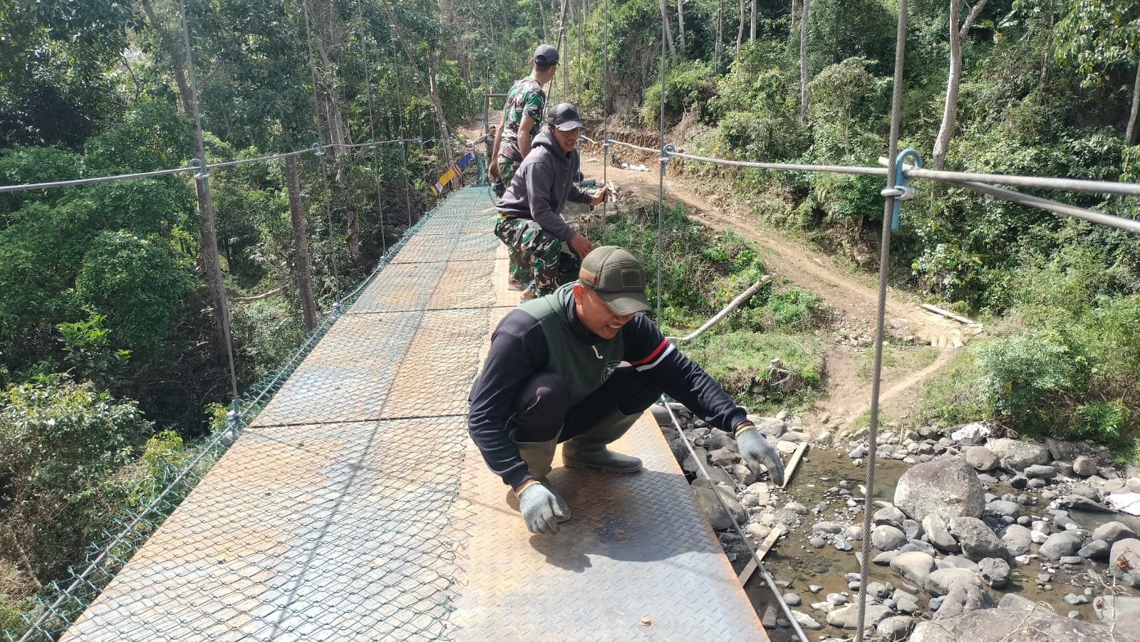 Pemasangan Jaring Pelindung Selesaikan Jembatan Gantung Pattuku