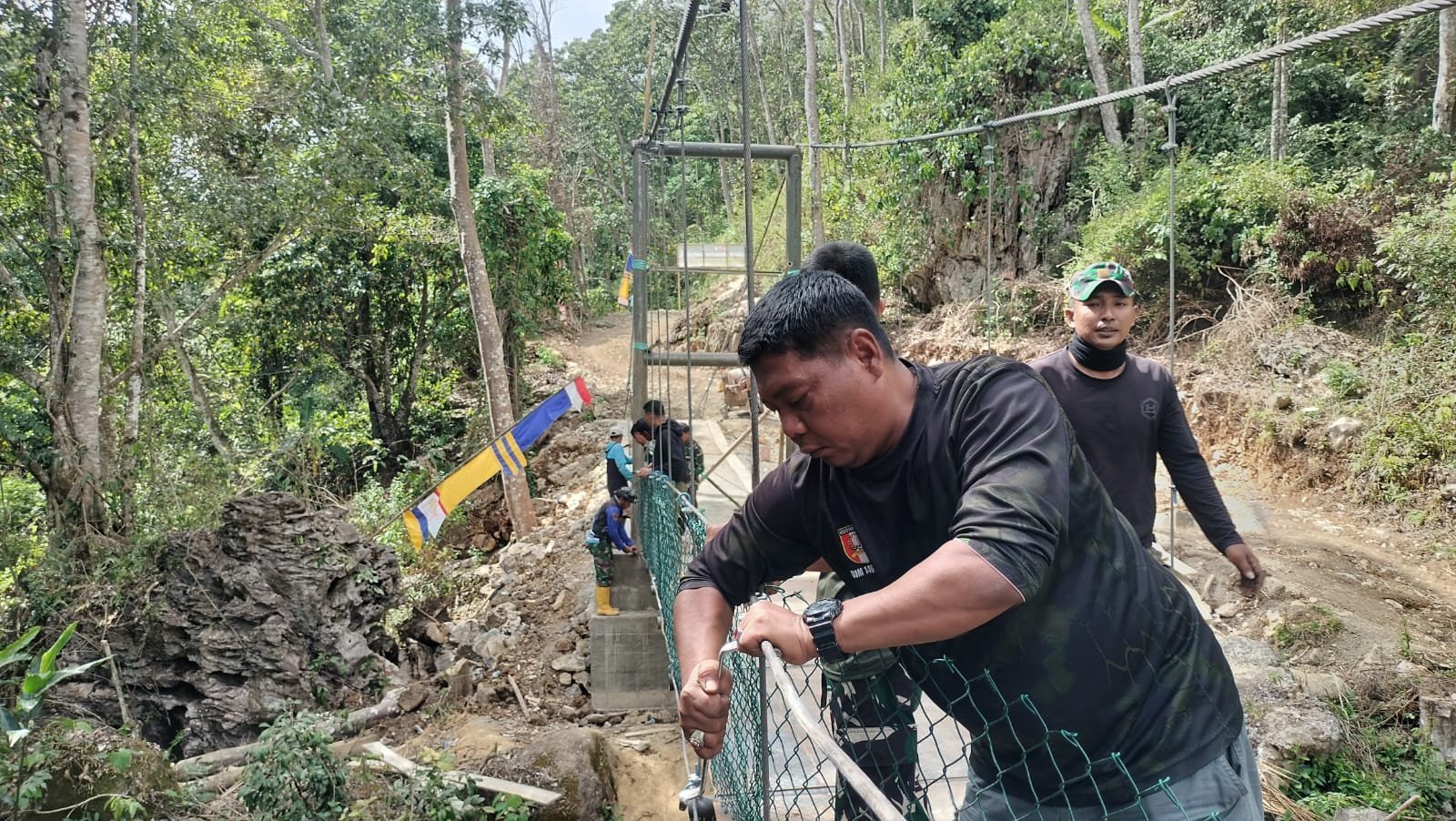 Kapten Inf. Eko S. Pimpin Pemasangan Ram Pengaman Jembatan Gantung di Desa Pattuku
