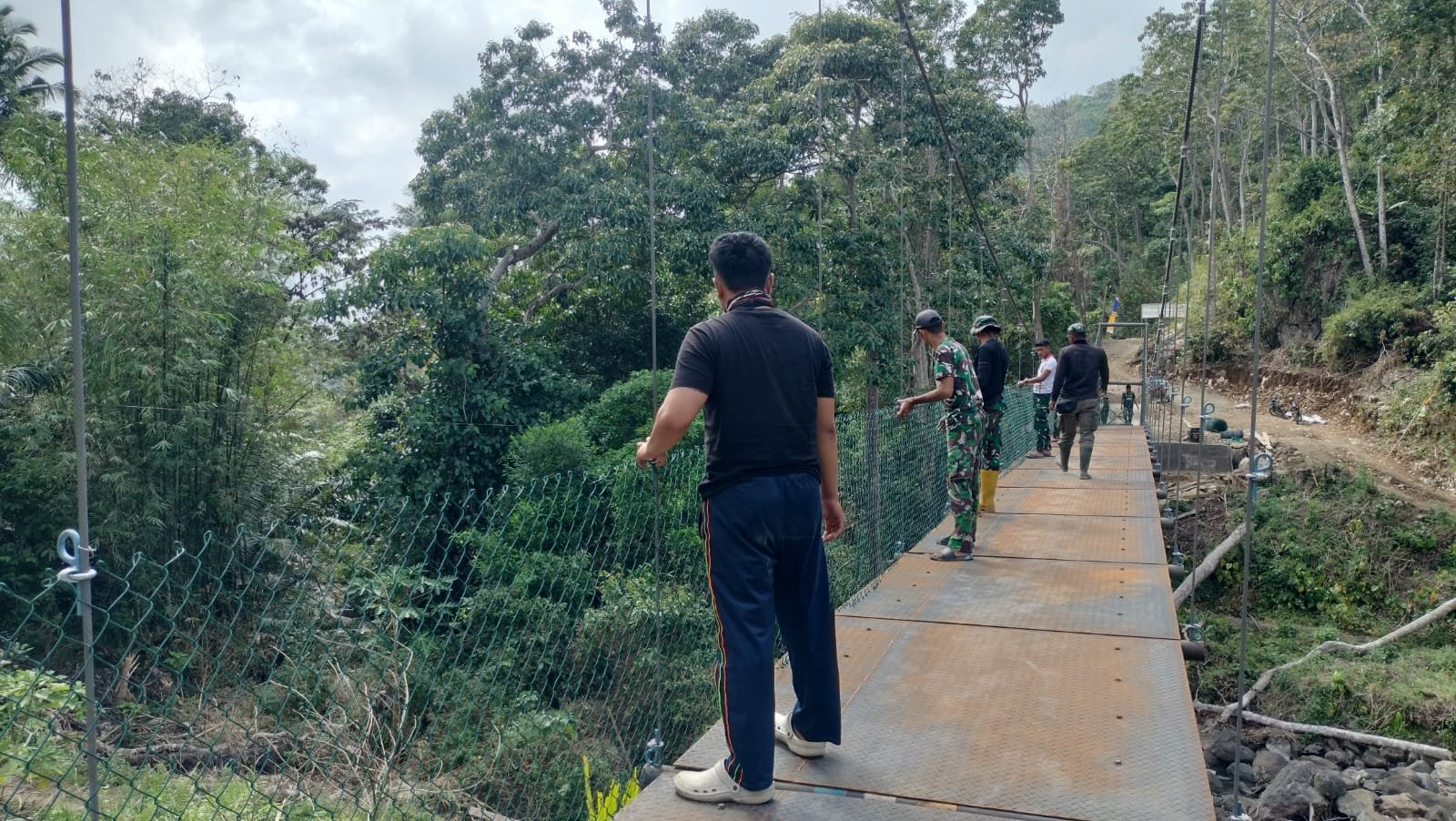 Pelindung Jembatan Gantung Terpasang, TMMD 129 Pastikan Keamanan Pengguna