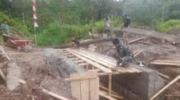 Bekisting Dipasang, Rangka Besi Dirapikan: Tahapan Baru Pembangunan Jembatan di Sarah Raya