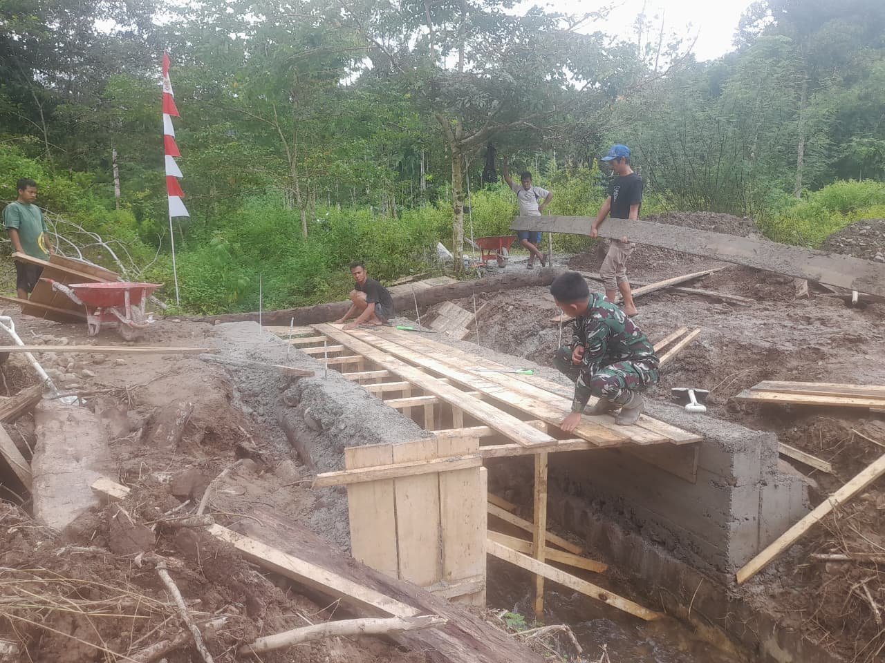 Bekisting Dipasang, Rangka Besi Dirapikan: Tahapan Baru Pembangunan Jembatan di Sarah Raya
