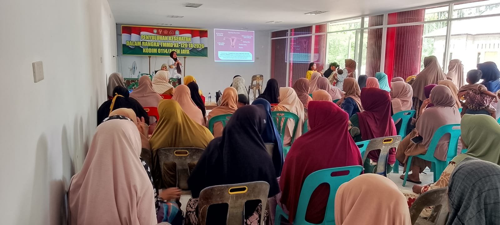 Ibu-Ibu Ramaikan Penyuluhan Kesehatan di Sarah Raya dalam Program TMMD Ke-129
