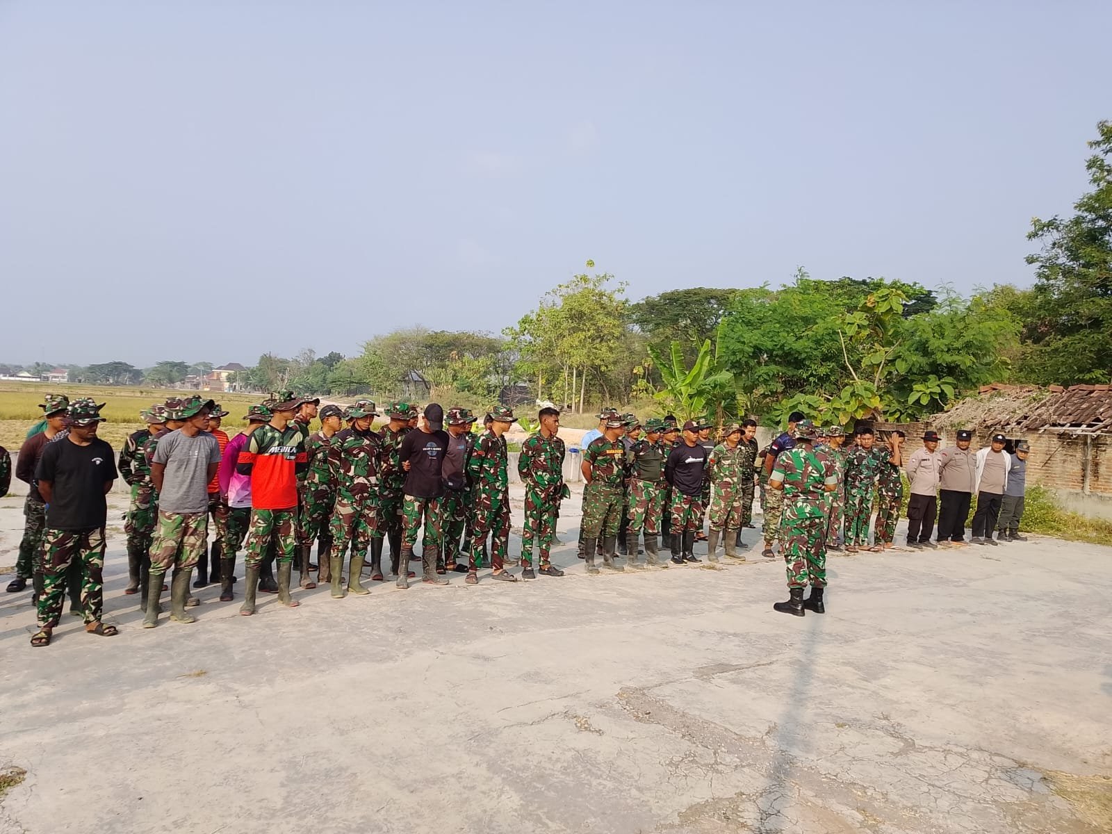 Bunyi Peluit Awali Gotong Royong Satgas TMMD di Parangjoro