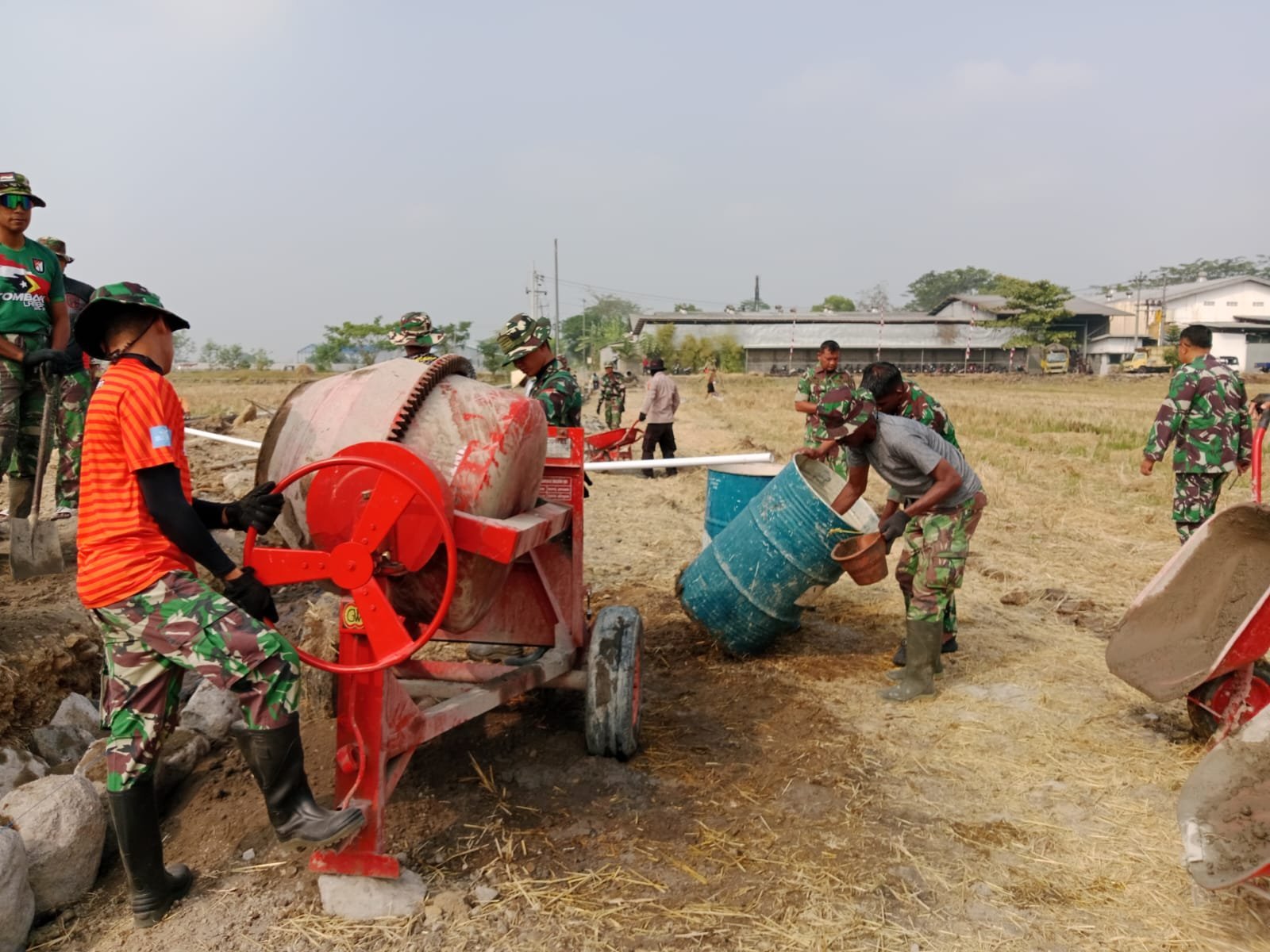 Gotong Royong Warga dan TNI Rampungkan Pekerjaan Fisik TMMD di Parangjoro