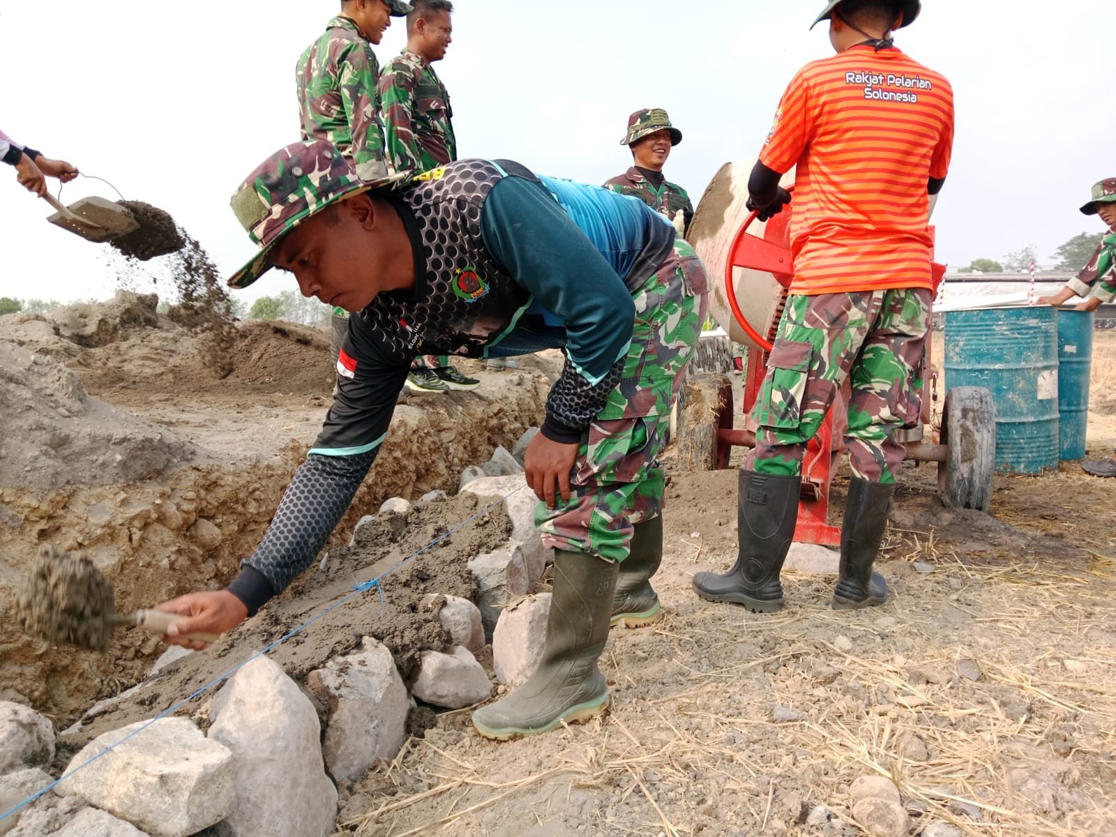 Gotong Royong TMMD di Parangjoro Ciptakan Ikatan Antara Warga dan TNI