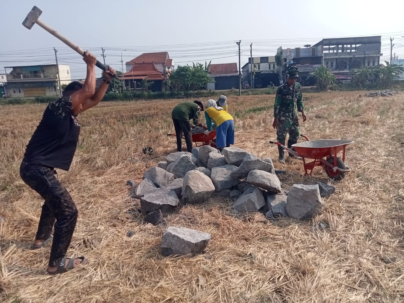 Gotong Royong TMMD ke-129 di Parangjoro: Prajurit dan Warga Satukan Kekuatan