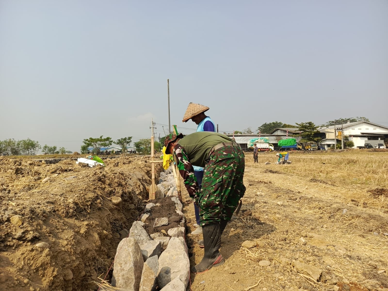 Satgas TMMD dan Warga Parangjoro Bangun Talud untuk Menjamin Akses Jalan Desa
