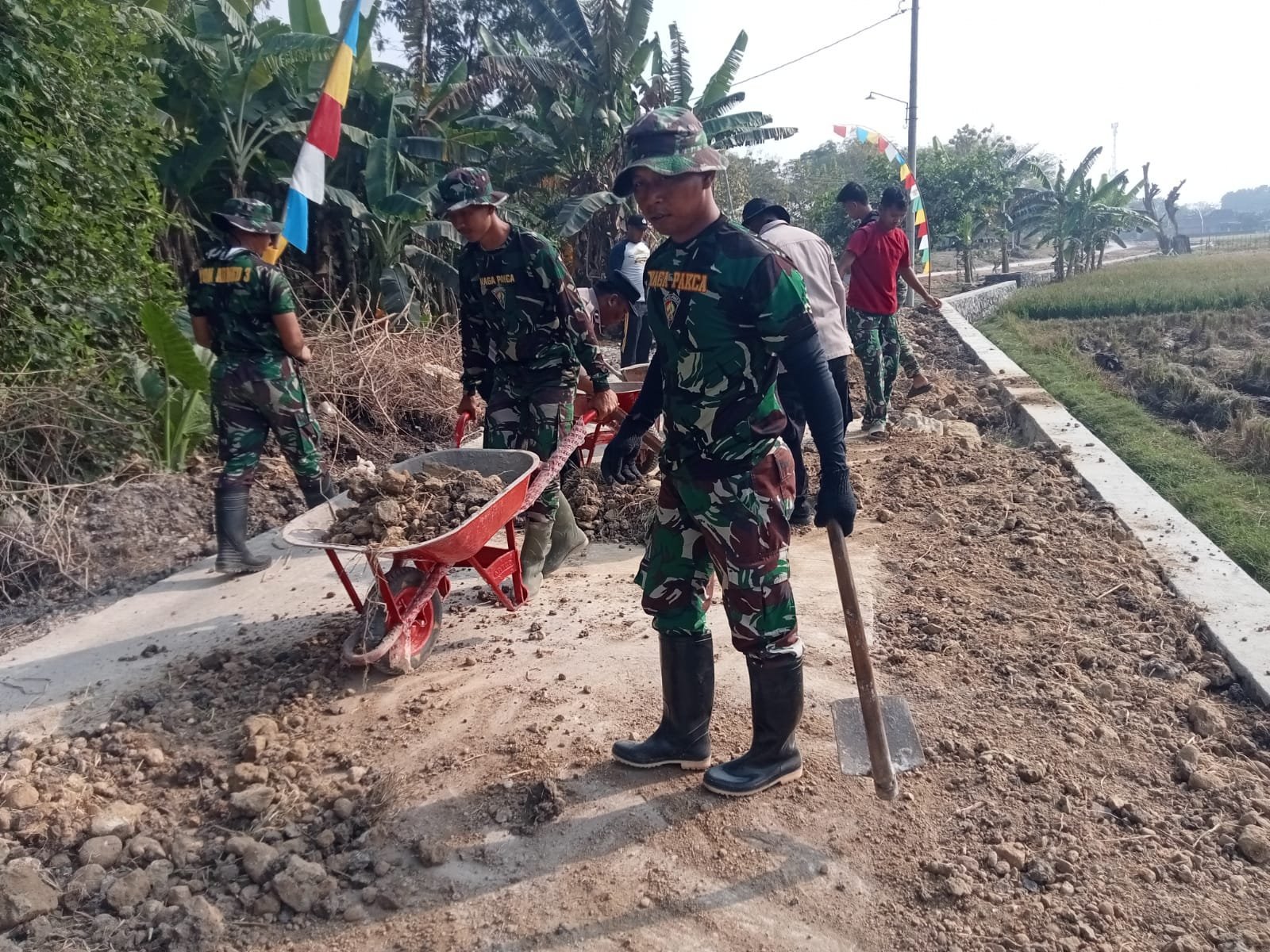 Parangjoro Bergotong Royong: Talud hingga MCK Digarap Bareng Prajurit