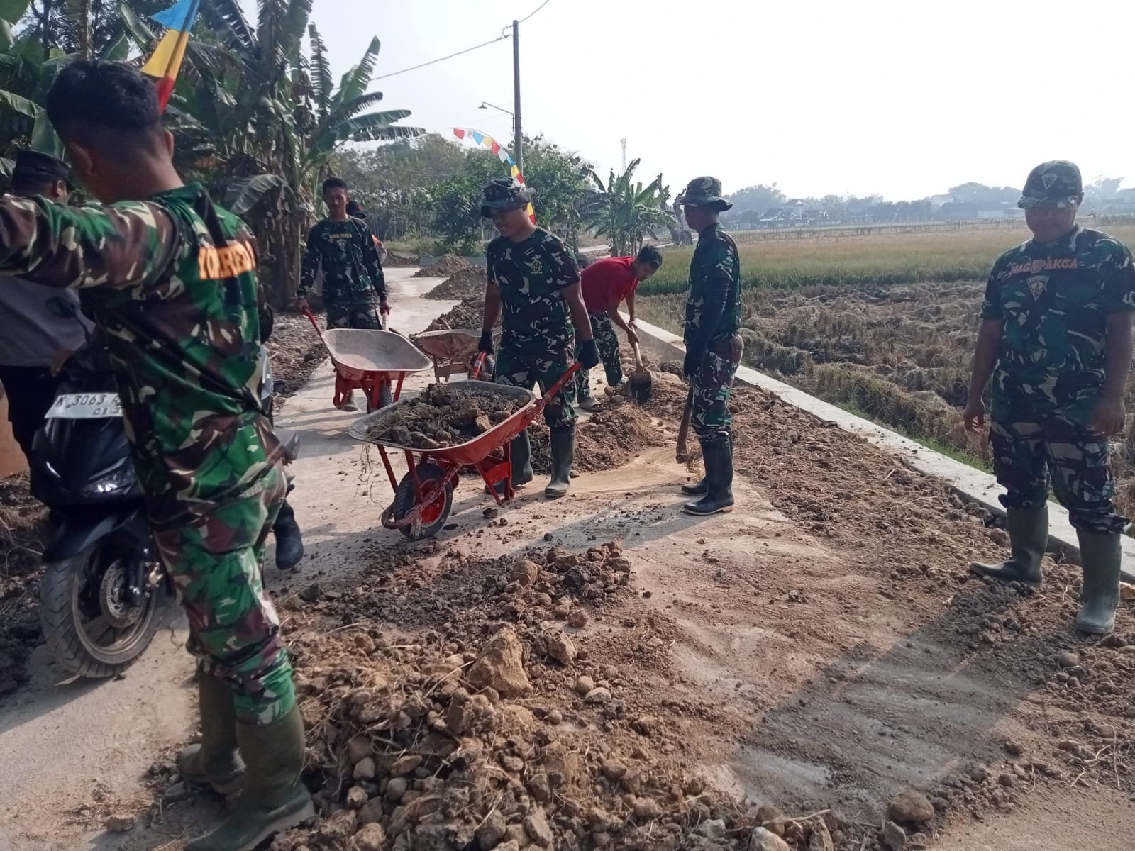 Pagi-Pagi Warga Parangjoro dan Prajurit Sudah Bergerak Untuk TMMD Ke-129