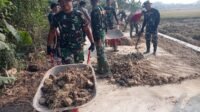 Di Tengah Teriknya Matahari, Warga Parangjoro dan Babinsa Terus Kejar Target TMMD