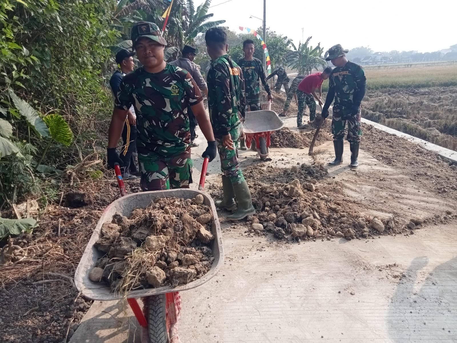 Di Tengah Teriknya Matahari, Warga Parangjoro dan Babinsa Terus Kejar Target TMMD
