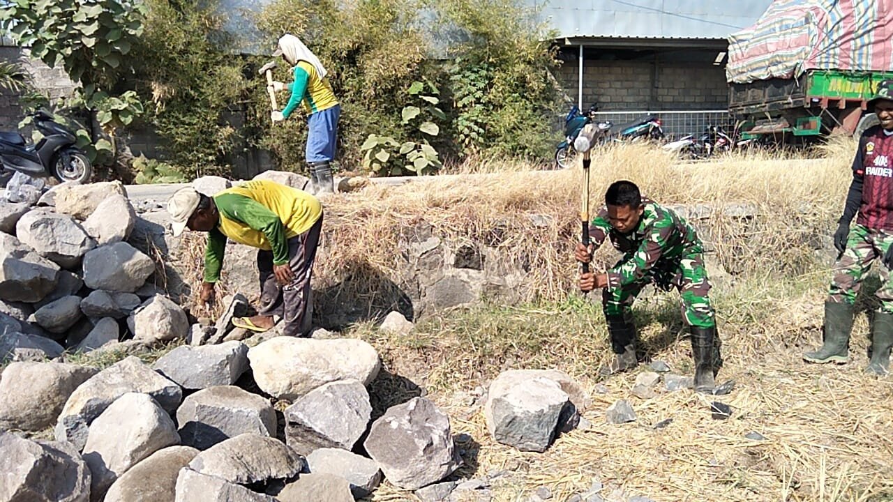 Gotong Royong Wujudkan Talud Pelindung Sawah di Parangjoro