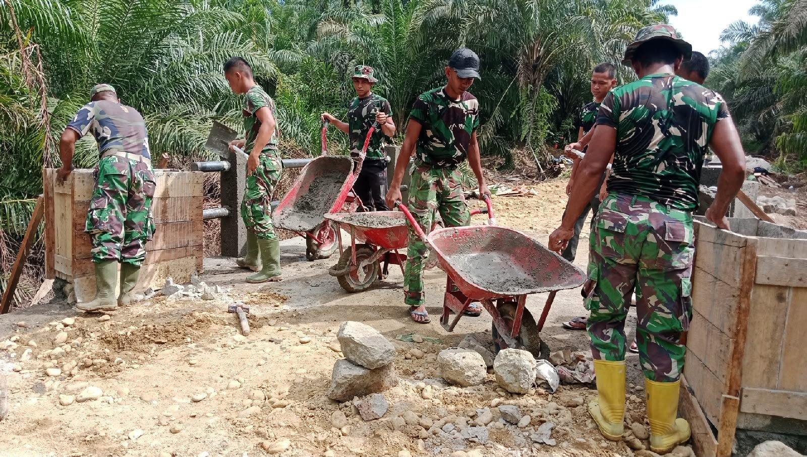 Pekerjaan Pengecoran Kepala Jembatan Garuda Dilanjutkan, Kodim 0118 Fokus Ketelitian