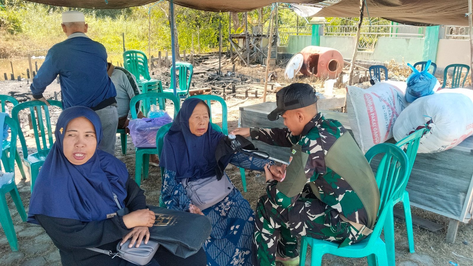 Jaga Pasien di Lokasi, Posko Tamban Bangun Layani Kesehatan Korban Kebakaran