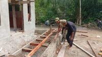 Atap Teras Terpasang, Rehabilitasi Rumah Ibu Janiah di Desa Sarah Raya Maju Pesat Atap Teras Terpasang, Rehabilitasi Rumah Ibu Janiah di Desa Sarah Raya Maju Pesat