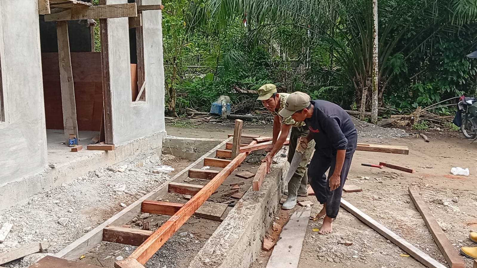 Atap Teras Terpasang, Rehabilitasi Rumah Ibu Janiah di Desa Sarah Raya Maju Pesat