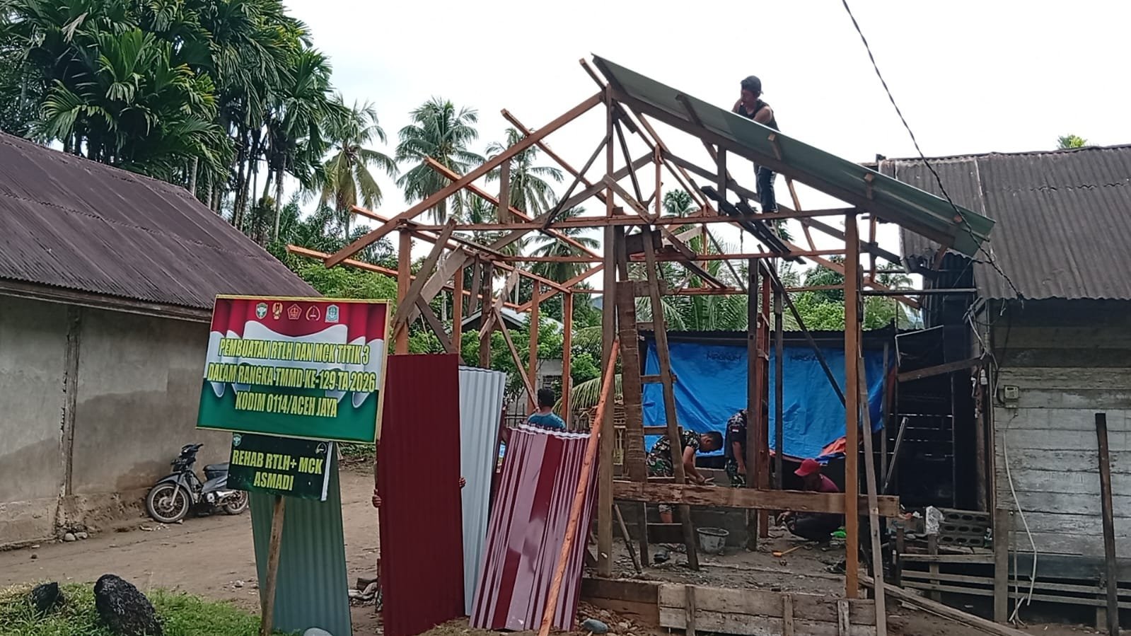 Atap Rumah Asmadi Mulai Ditutup, Progres Rehabilitasi RTLH TMMD Ke-129