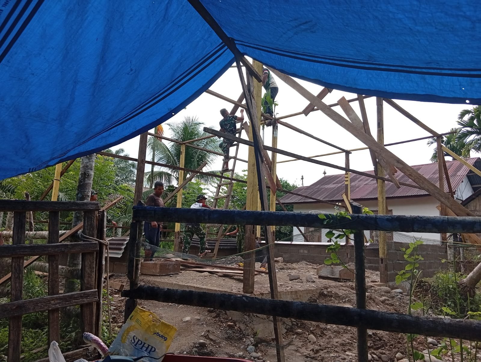 Bilah Reng Dipasang, Rehab Rumah T.M. Nur di Sarah Raya Capai Tahap Kritis