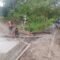 Suara Sekop dan Gerobak Beton Mengisi Desa Sarah Raya Saat Jembatan Dikecor